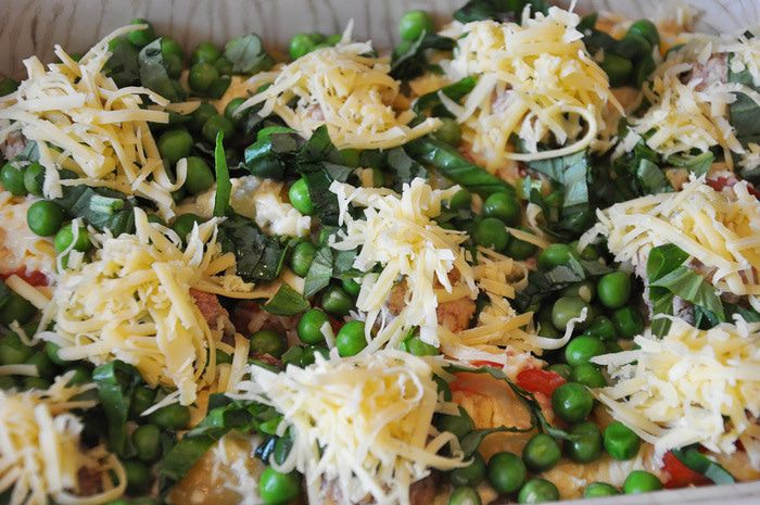 Овощная запеканка с мясными шариками, чесноком и базиликом