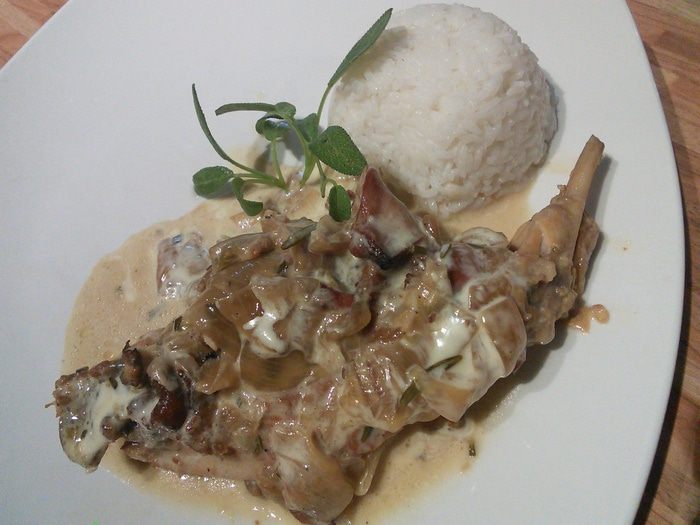 Кролик, тушенный с белыми грибами в сырном соусе