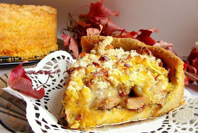Пирог с курицей, песто, вялеными помидорами и моцареллой