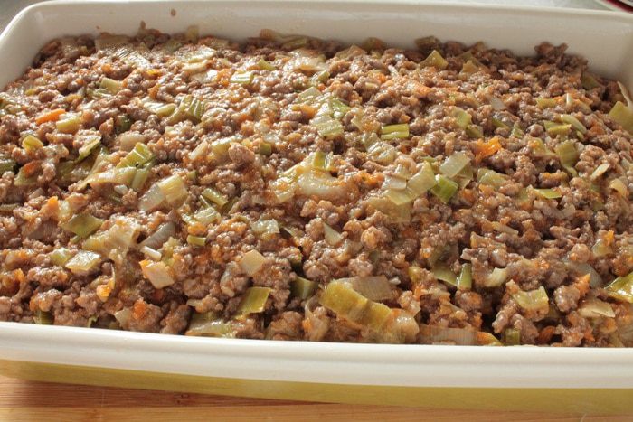 Запеканка из говяжьего фарша с луком-пореем и картофелем