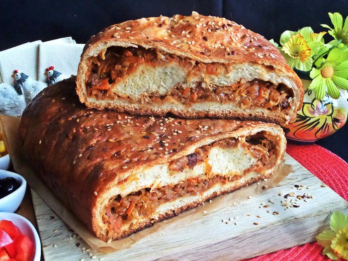 Кулебяка с капустой и изюмом