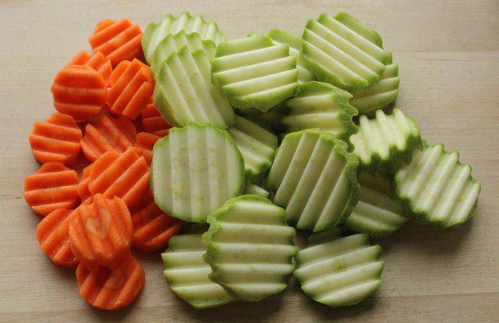 Теплый салат с пастой джирандоле и запеченными овощами