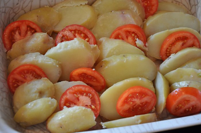 Овощная запеканка с мясными шариками, чесноком и базиликом