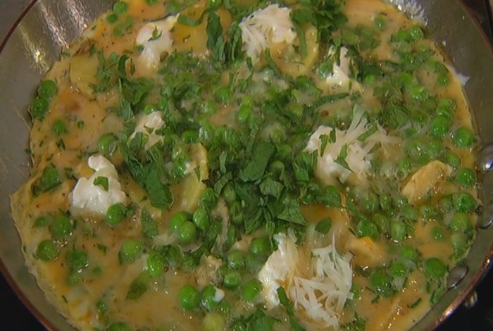 Омлет с зеленым горошком, картофелем и сыром 