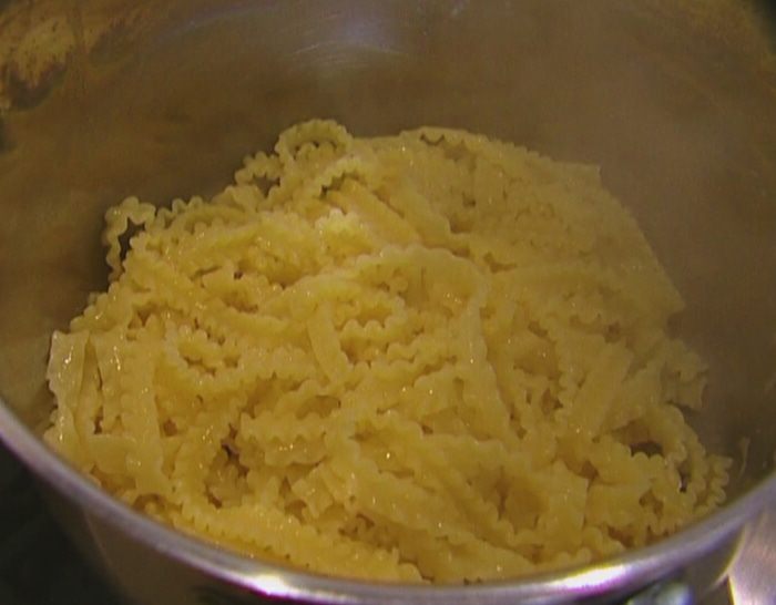 Теплый салат с макаронами, тыквой и руколой