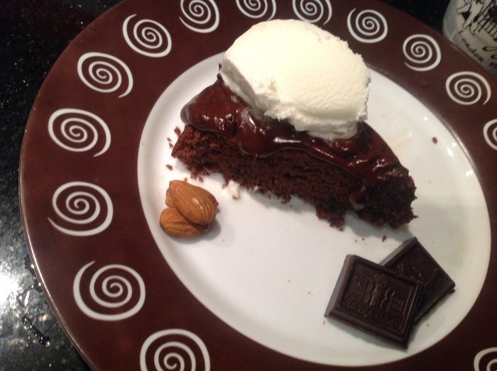 Шоколадный торт с миндалем