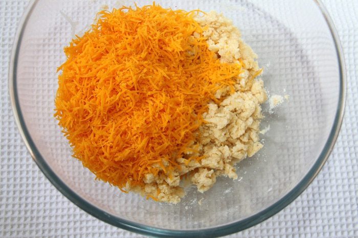 Сырное печенье с клюквой и фисташками