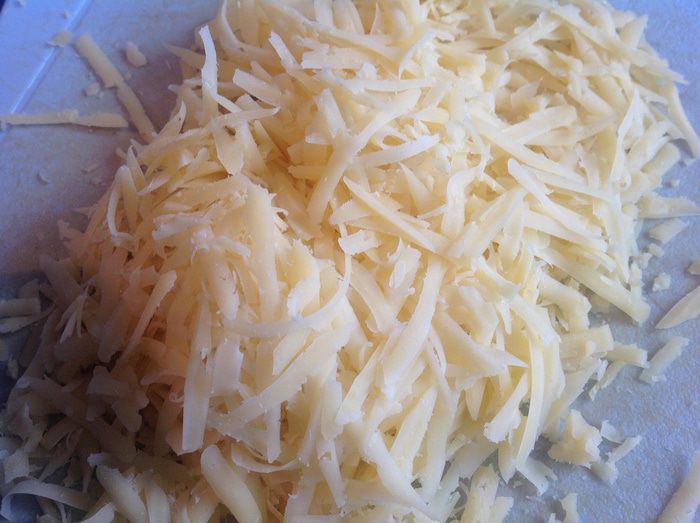 Пирог со свининой, щавелем и сыром