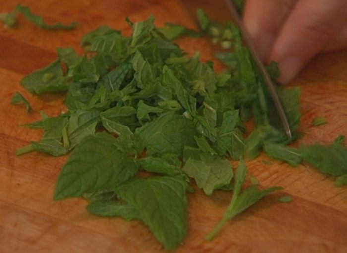 Салат из сладкого перца с огурцом и куриной грудкой 