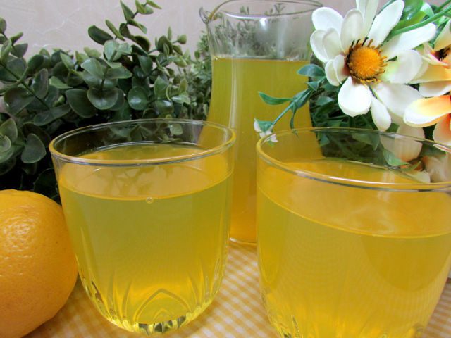 Напиток с имбирем, лимоном и куркумой