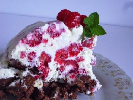 Торт-мороженое с малиной