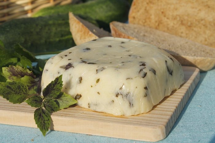 Домашний сыр с базиликом