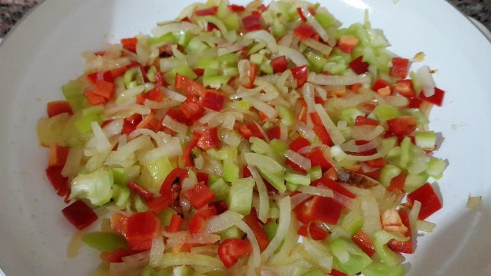 Конвертики с мангольдом, болгарским перцем и зеленью