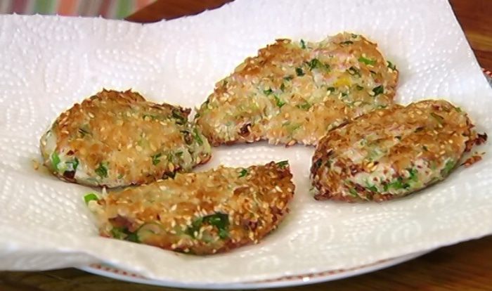 Биточки из тофу с зеленью и грецкими орехами 