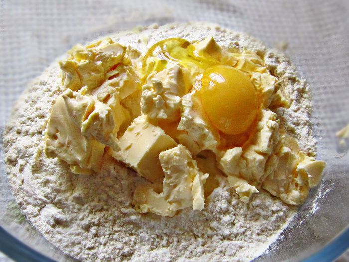 Луковый пирог со шпиком и сыром Джюгас 