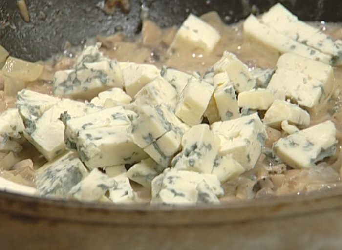 Блины с грибами и голубым сыром 