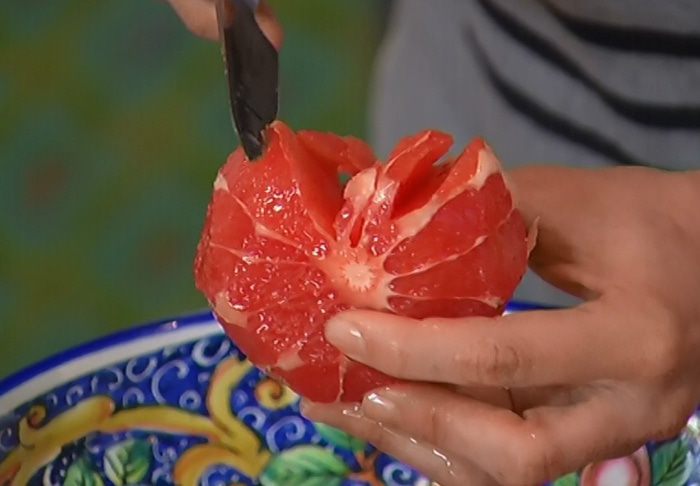 Салат с грейпфрутом, орехами и оливками   