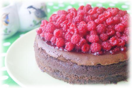 Шоколадный чизкейк с малиной