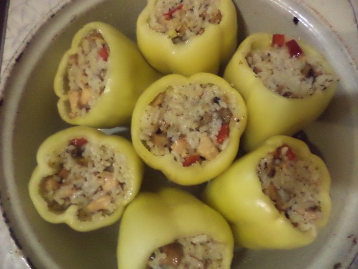 Перец, фаршированный  рисом, курицей и перчиком чили