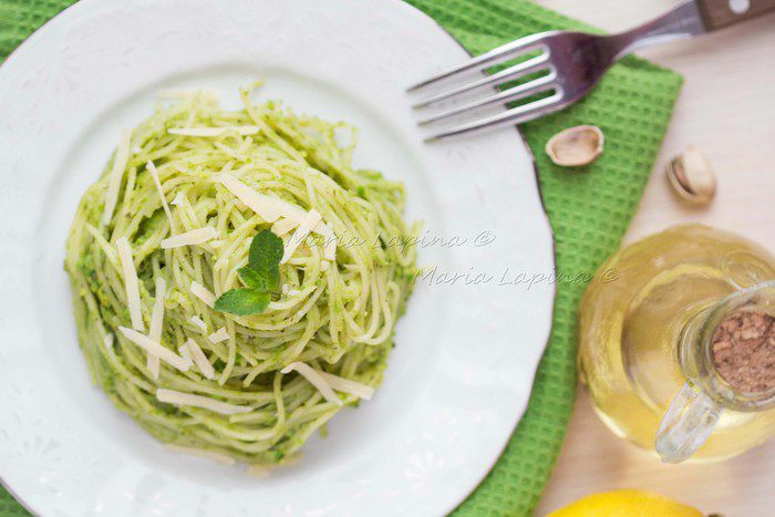Спагетти с соусом песто из зеленого горошка, фисташек и мяты