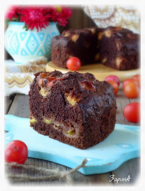 Шоколадный пирог со сливой