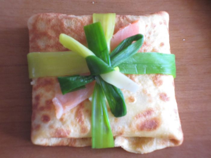 Фаготтини с лососем и луком пореем