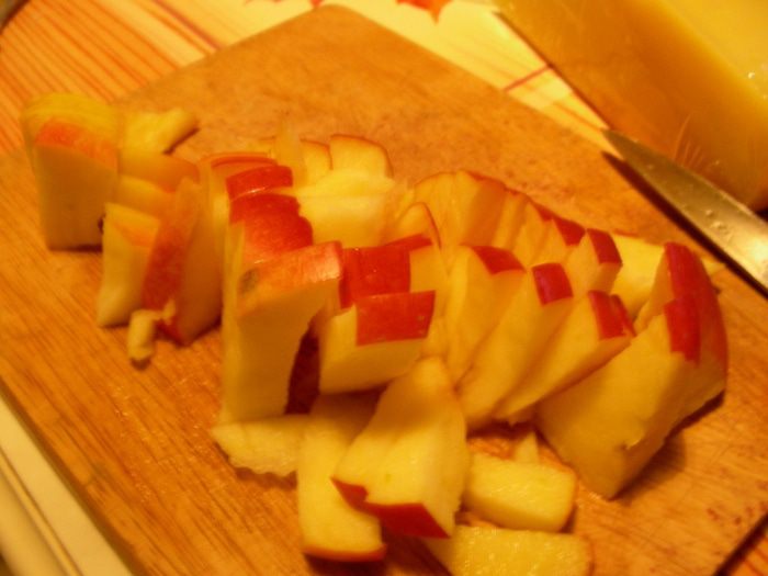 Легкий салат с фасолью, яблоками и сыром