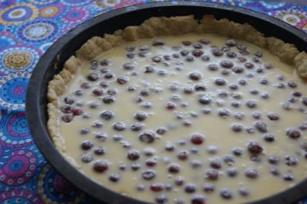 Тарт с брусникой и запеченным ганашем из белого шоколада