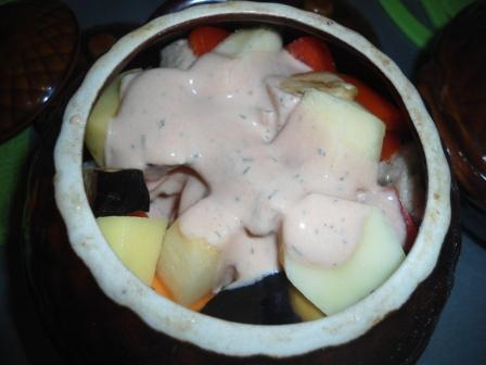 Мясо в соусе с овощами, томленое в горшочках