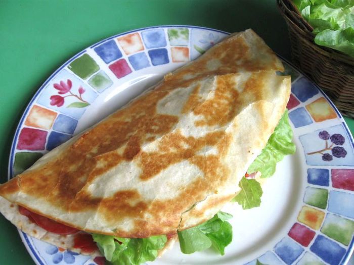 Тортилья с курицей, помидорами и сыром