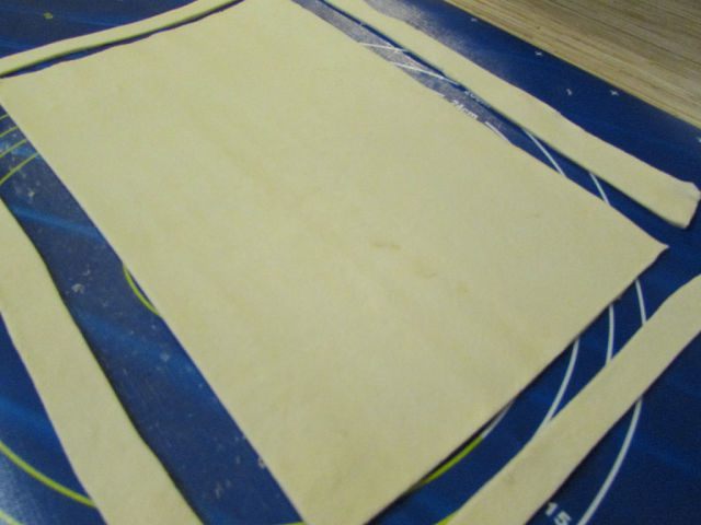 Слоеный пирог с помидорами и базиликом