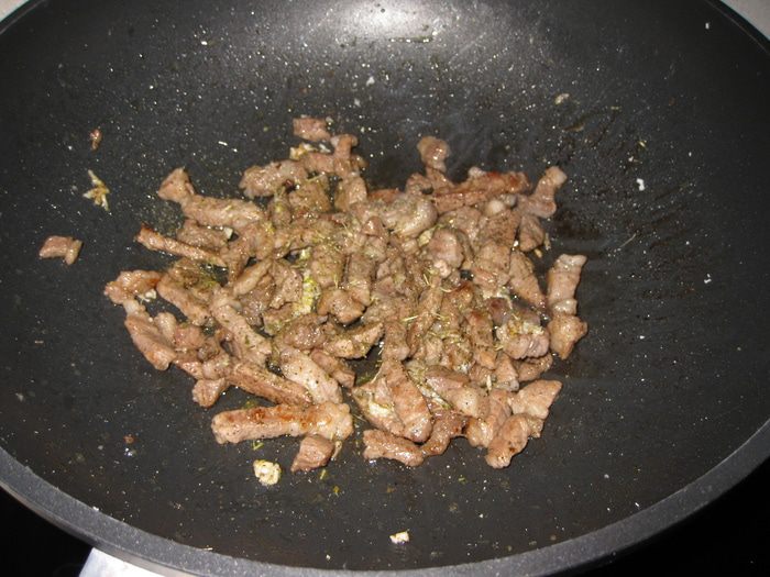 Ржаные макаронцы со свининой и сливками 