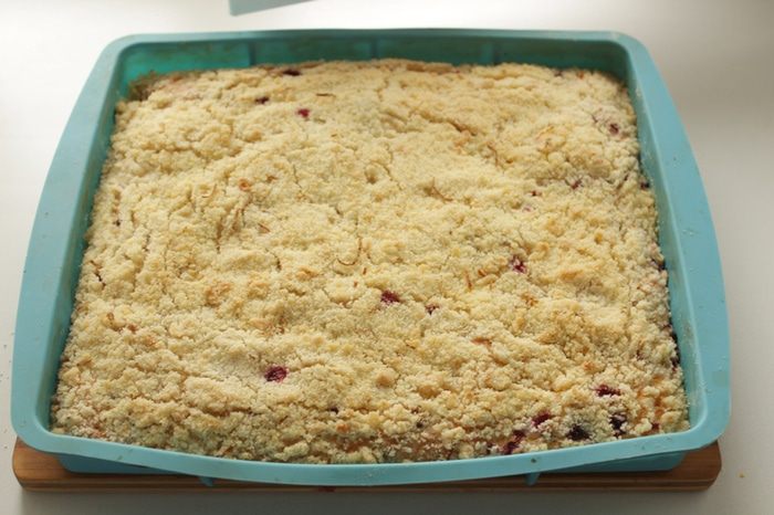 Кекс с брусникой и лимонным штрейзелем