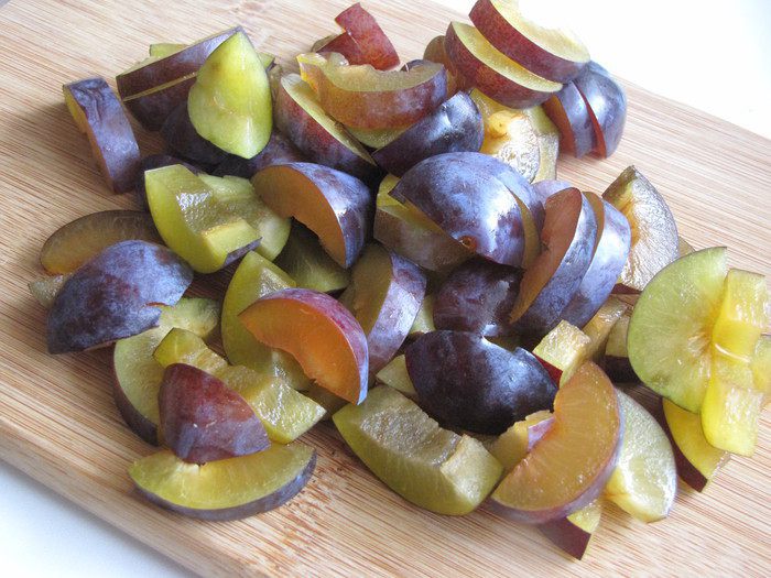 Сливовое варенье с бананами и орехами