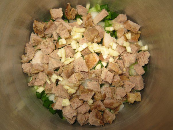Окрошка на кефире с овощами, перепелиными яйцами и мясом