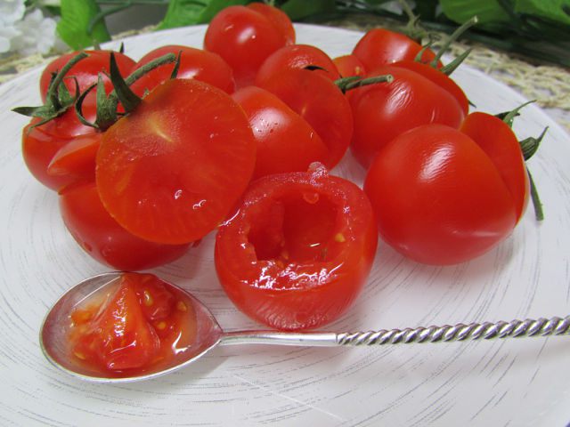 Помидорки черри, фаршированные сливочным сыром с зеленью