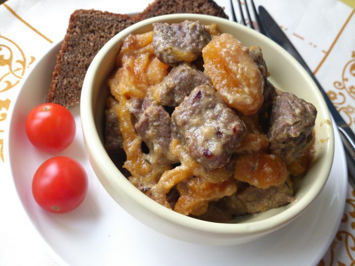 Телятина с курагой