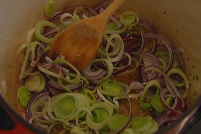 Капуста, тушенная с белыми грибами