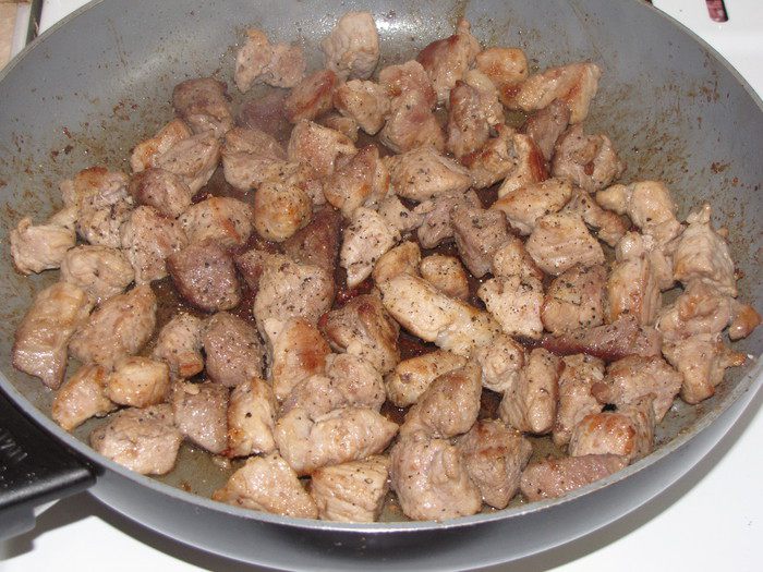 Жаркое в горшочках с белыми грибами и свининой