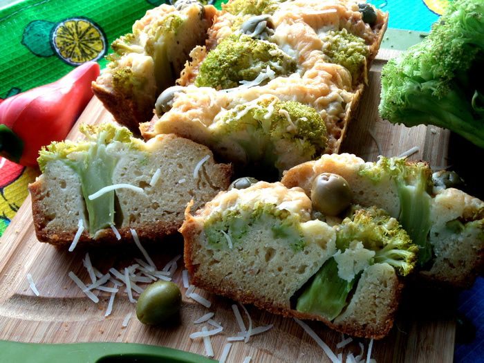 Кекс с брокколи, оливками и пармезаном