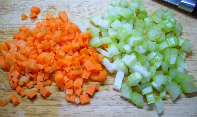 Рыбный велюте под крышкой из слоеного теста