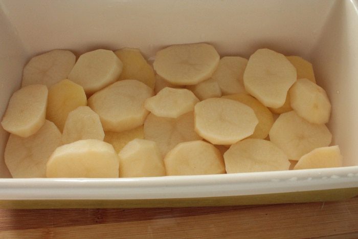 Запеканка из говяжьего фарша с луком-пореем и картофелем