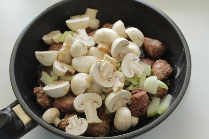 Мясо с грибами и сырными сконами