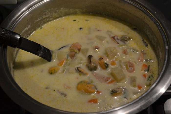 Сливочный чаудер с мидиями и слабосоленой семгой