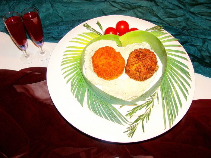 Сырные шарики с начинкой в ореховой панировке под &amp;quot;пьяной&amp;quot; клюквой