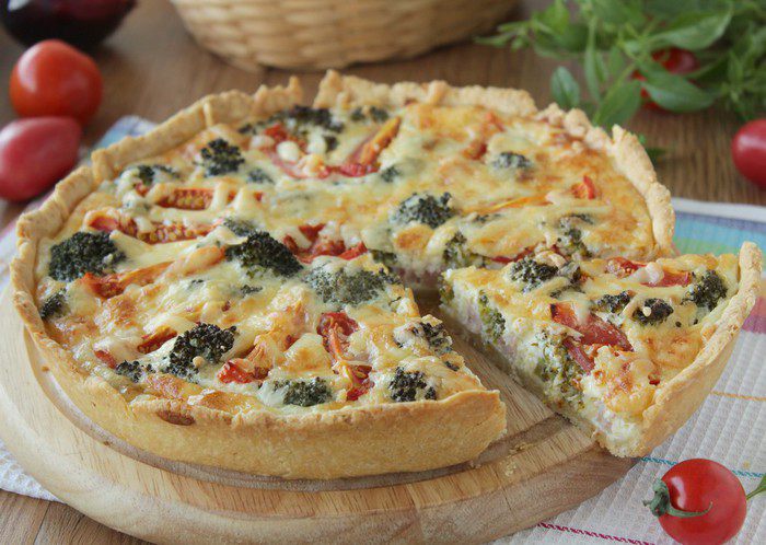 Киш с брокколи, ветчиной и помидорами