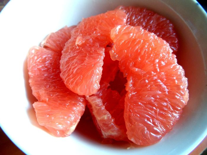 Фруктовый салат в съедобной тарелке