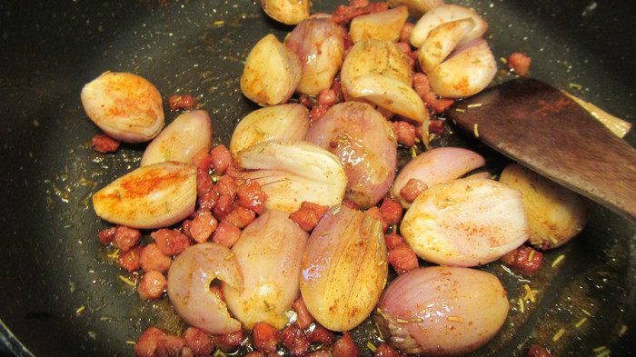 Курица с просекко и луком-шалот