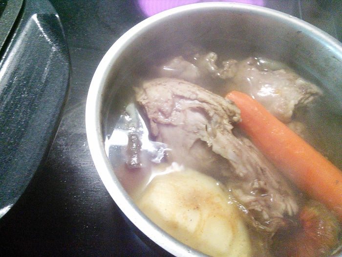 Кролик, тушенный с белыми грибами в сырном соусе