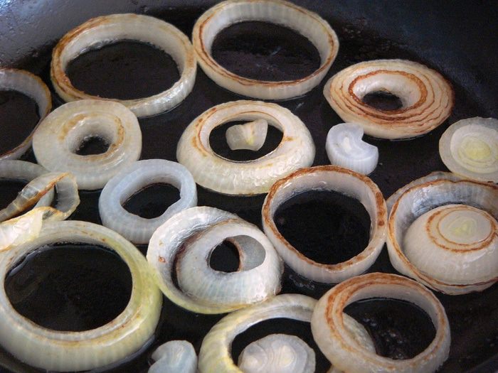 Яичница в луковых кольцах